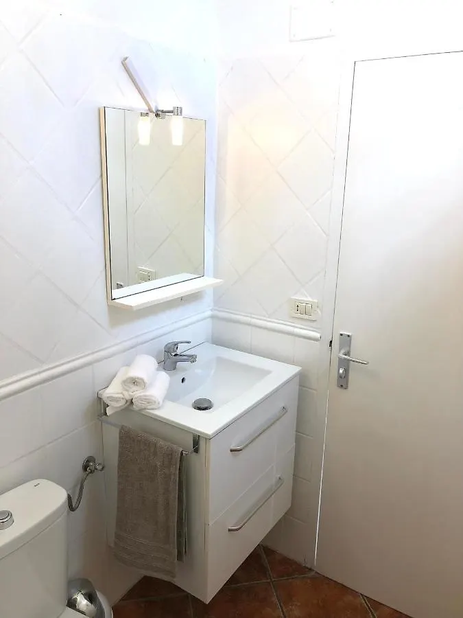 Primavera Holiday Apartment Arona  İspanya